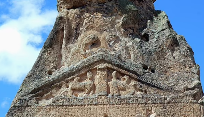 Ученые расшифровали древнюю надпись на статуе, вырезанной подданными 