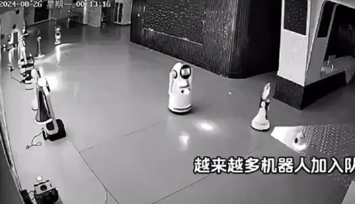Камеры наблюдения зафиксировали восстание роботов на выставке в Китае