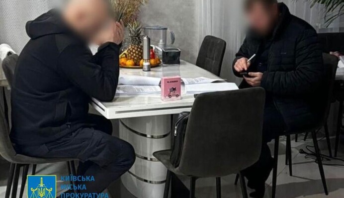 Допоміг незаконно забронювати понад 450 працівників - підозрюють експрацівника держпідприємства