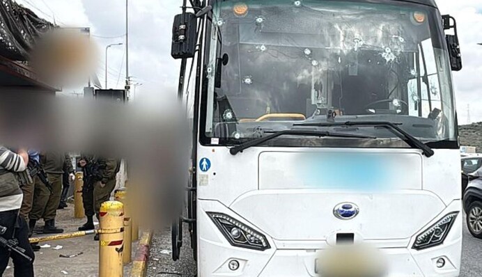 В Израиле террористы расстреляли пассажирский автобус