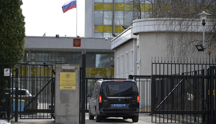 У столиці Швеції невідомі з безпілотника скинули фарбу на територію посольства РФ