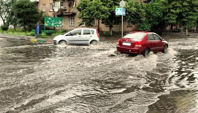 У Києві на лівому березі стався справжній потоп - перекрито рух