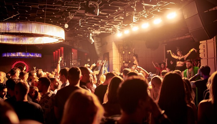 Бывшего главнокомандующего ВСУ разозлила работа развлекательных заведений в Украине