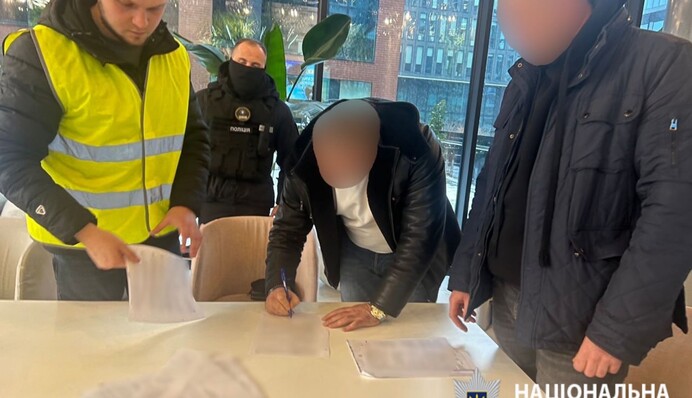 Колишній співробітник столичного військкомату організував злочинну групу, яка фабрикувала висновки ВЛК та переправляла ухилянтів за кордон