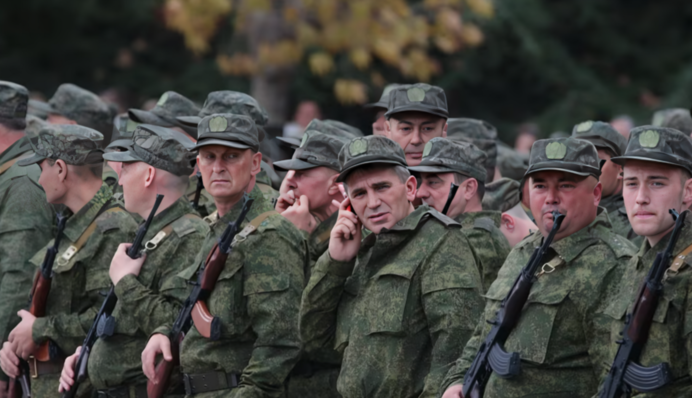 У Путіна повідомили про підготовку 300 тисяч окупантів для війни в Україні