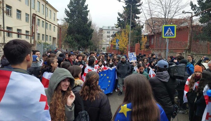 У Грузії на вулиці вийшли протестувати школярі та студенти