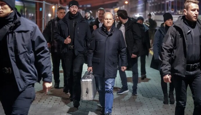 Что в чемодане Шольца, который он не выпускал из рук по прибытию в Киев — люди заинтригованы