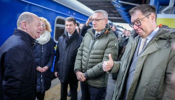 Солидарность и оружие на 650 млн евро - что Шольц привез в Киев