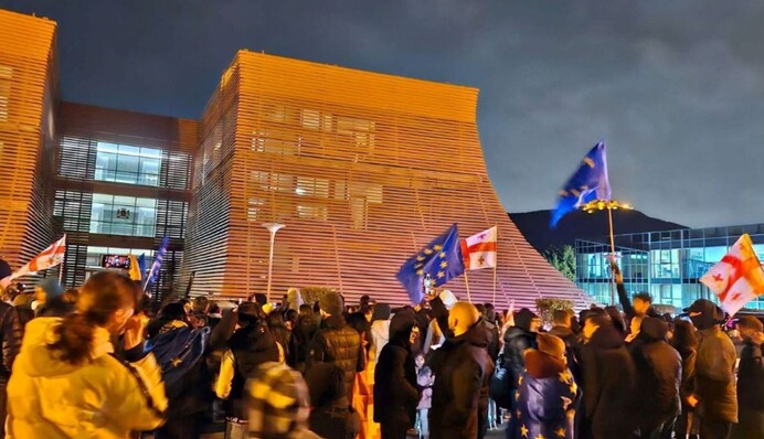 В Тбилиси полиция снова применила силу: протестующие построили баррикады