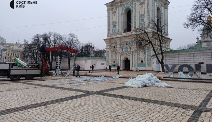 Уже скоро: на Софийской площади в Киеве начали устанавливать Главную елку страны