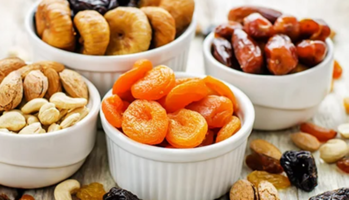 Українців попередили про кілька ризиків і небезпек при споживанні сухофруктів
