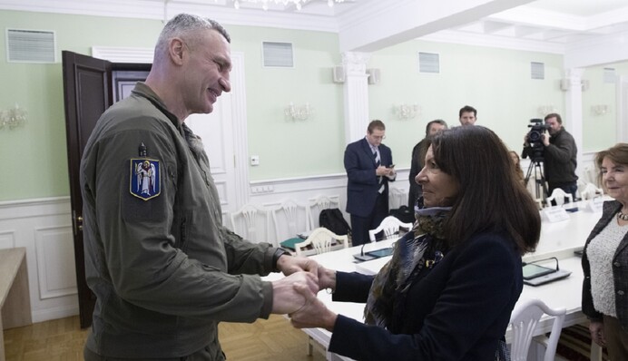 Кличко обсудил с мэром Парижа сотрудничество по восстановлению городов и поселков