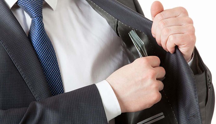 На скільки підняли зарплати українським чиновникам у 2024 році: з'явились цікаві цифри