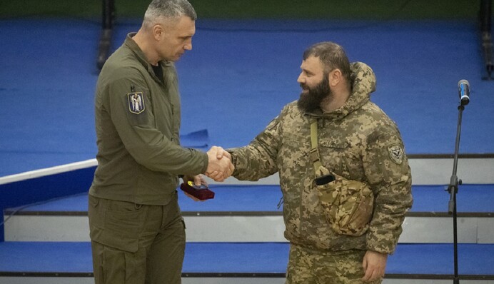 Кличко вручил военнослужащим награды от столицы ко Дню ВСУ
