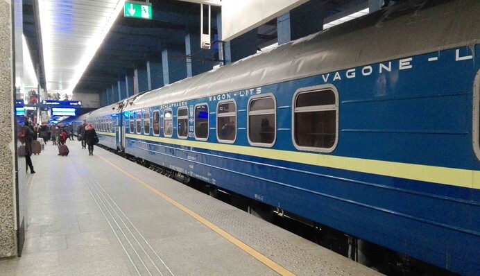 Вокруг падения полки в поезде Укрзализныци на Варшаву произошел скандал: компания вышла с объяснениями