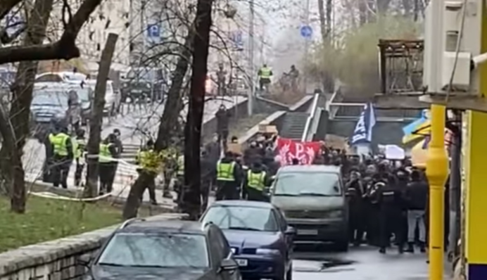 Применили силу и бросали дымовые гранаты: неизвестные напали на лекторий «КиевПрайда»