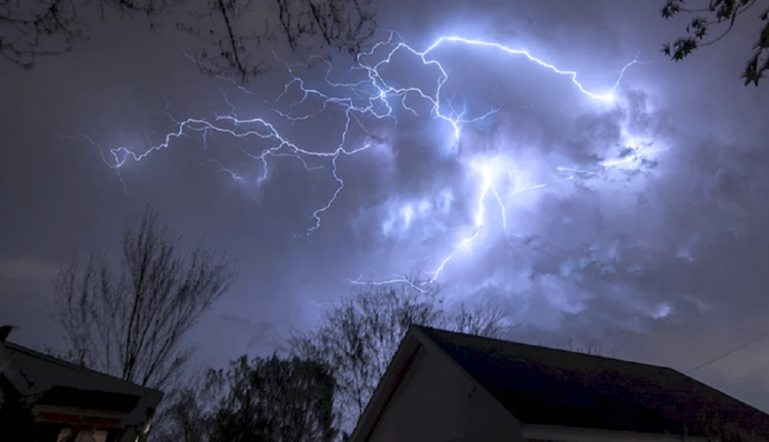 Снігопади, грози і крижані дощі: синоптики попередили про наближення погодного Апокаліпсису