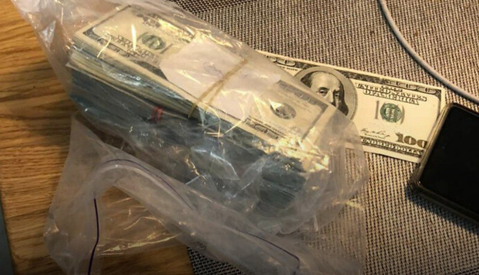 На взятке в миллион долларов разоблачили действующего и бывшего председателей хозяйственного суда