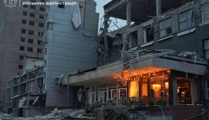 Удар по Запорожью: есть погибшие, количество раненых растет, людей ищут под завалами