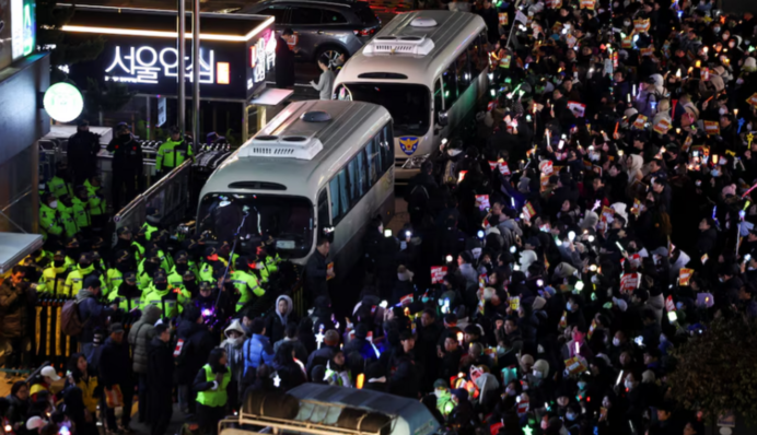 Поліція Південної Кореї провела рейд в офісі Юна