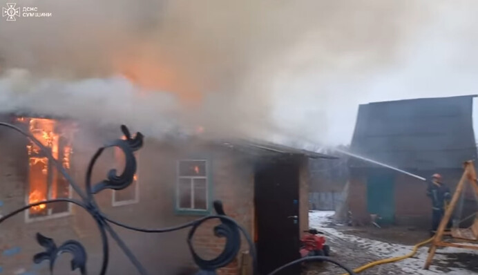 На Сумщине беременная мать вынесла из горящего дома троих детей