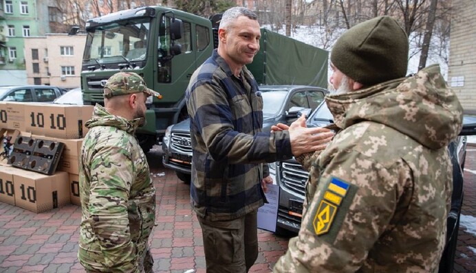 Кличко передал батальону «Ахиллес» дроны, грузовик и пикапы от киевлян
