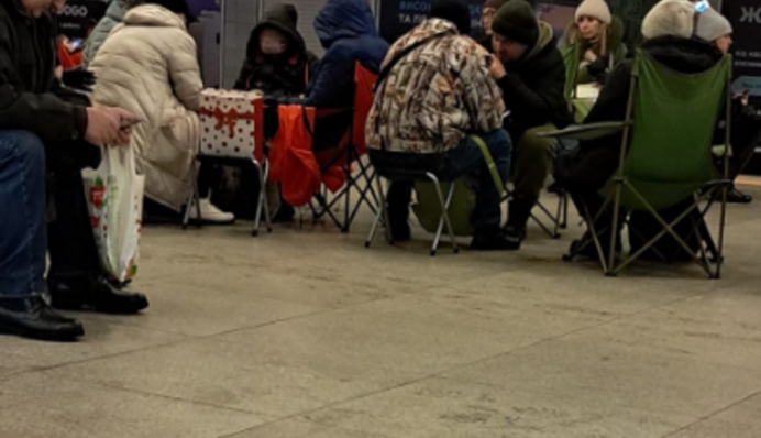 Сеть тронули фото и видео киевлян из столичного метро во время массированного удара