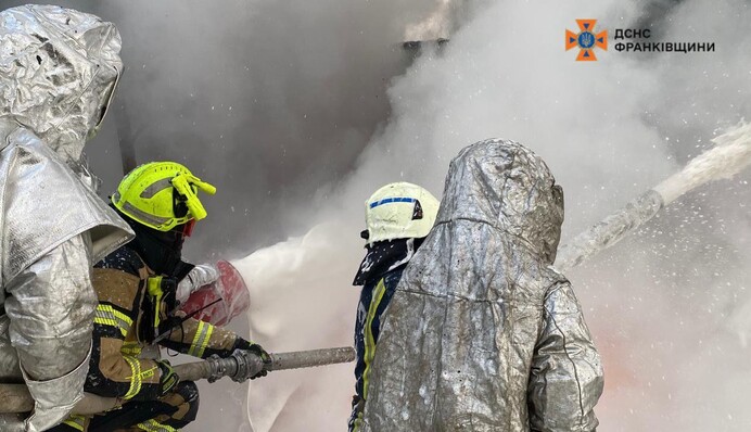 Самая массированная атака на Прикарпатье: спасатели показали, как тушили пожары