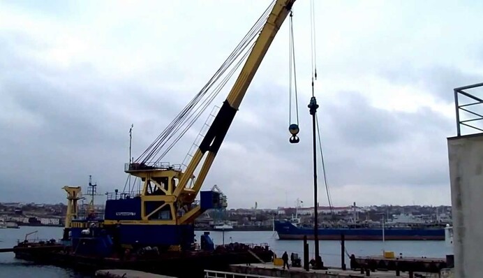 В Крыму упал и тонет плавучий кран