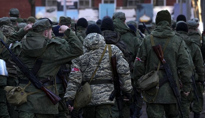 На ВОТ оккупанты агитируют банковских должников в свою армию