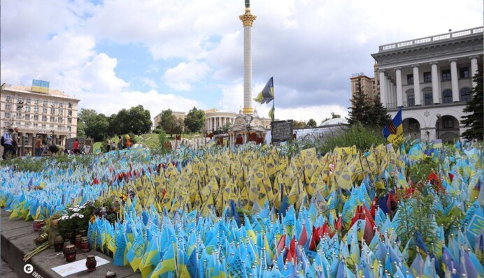 Акт вандалізму у Києві: на Майдані Незалежності чоловік пошкодив прапори та фото загиблих воїнів