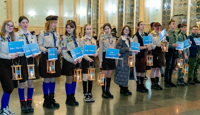 Вифлеемский огонь прибыл в Киев: с завтрашнего дня все желающие смогут получить его на вокзалах областных центров страны