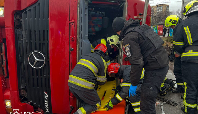 В Киеве перевернулся грузовик - спасатели рассказали об операции по спасению