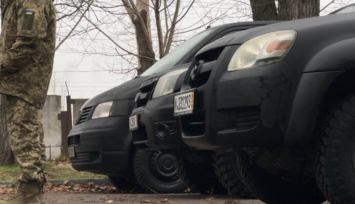 Сталевий фронт Ахметова передав військовим велику партію техніки