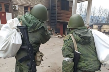 "Так насправді і виглядає «допомога Донбасу від Росії»": в Селидовому росіяни грабують квартири місцевих