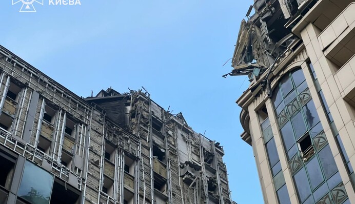 Рятувальники показали наслідки ракетного удару по Києву та розповіли подробиці