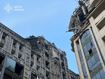 Рятувальники показали наслідки ракетного удару по Києву та розповіли подробиці