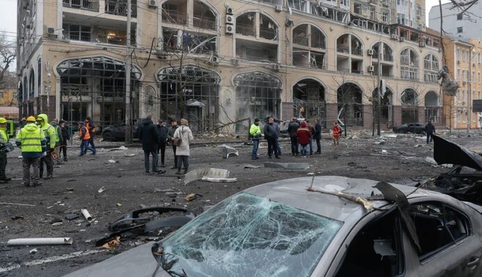 В Киеве российским ударом повреждено здание с посольствами 6 стран: все подробности