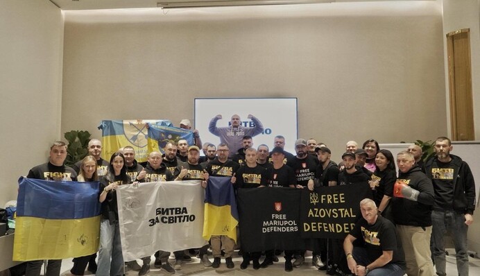 Битва за світло: Олександр Усик зустрівся з українськими ветеранами перед боєм