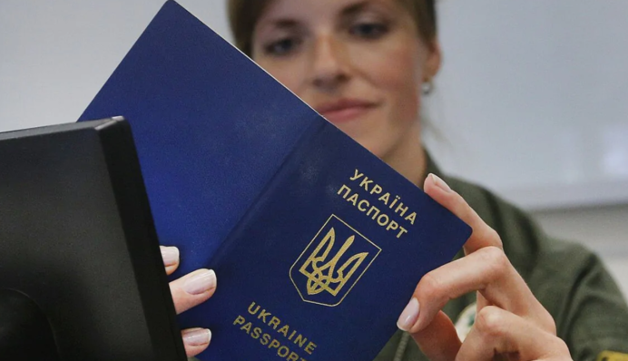 Консульські послуги по-новому: що зміниться для українців за кордоном