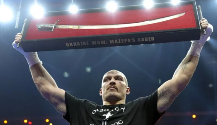 В Минкульте объяснили значение сабли, которую Усик поднял над головой после победы над Фьюри