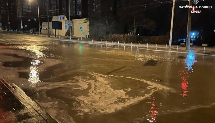 В центре Киева из-за прорыва трубопровода усложнилось движение транспорта