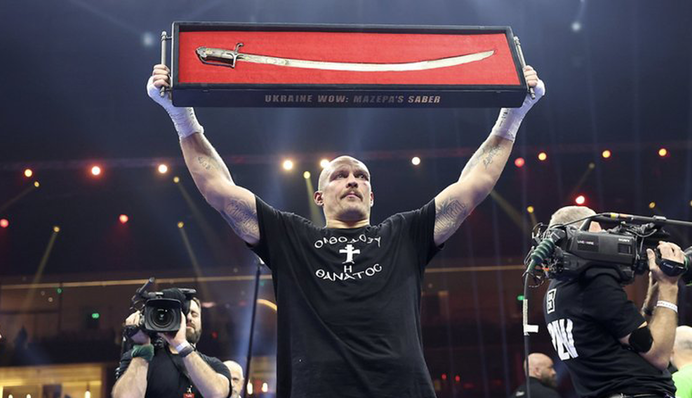 Охороняли краще, ніж Усика: історія шаблі Мазепи, яку український чемпіон підняв після бою