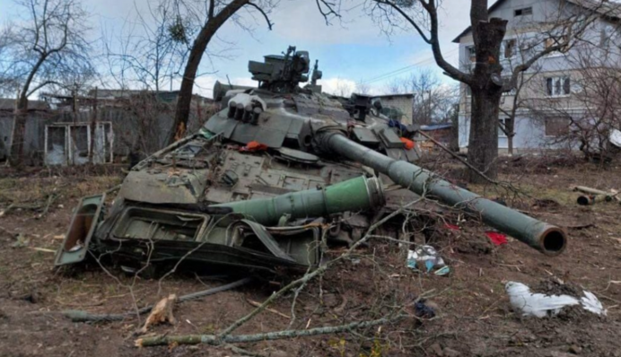 Український боєць із гранатомета підстрелив новітній російський танк «Т-90»