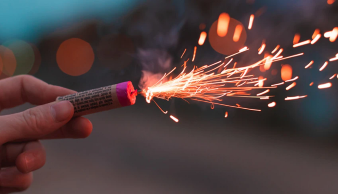 Запускал в Киеве фейерверки из окна дома - фигурант назвал мотив своих действий