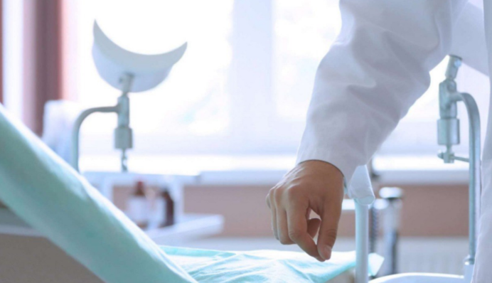 Лікар приватної клініки, через недбалість якого загинуло немовля, отримав 3 роки ув’язнення