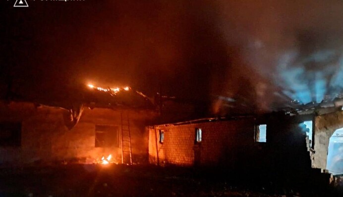 В Сумской области спасатели оказались под повторным вражеским ударом