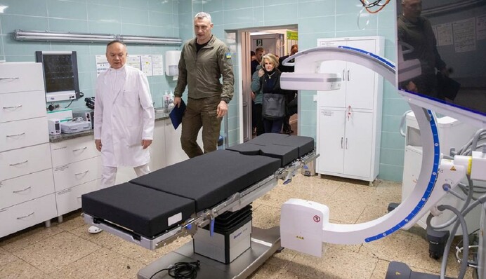 Кличко та представниця мерії Брюсселя відвідали бійців, які проходять реабілітацію, та передали допомогу від столиці Бельгії