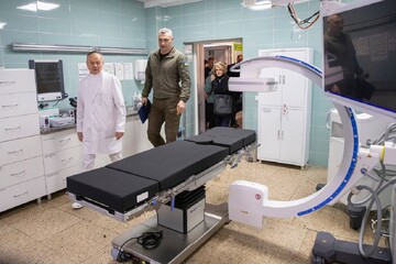 Кличко и представительница мэрии Брюсселя посетили бойцов, проходящих реабилитацию, и передали помощь от столицы Бельгии