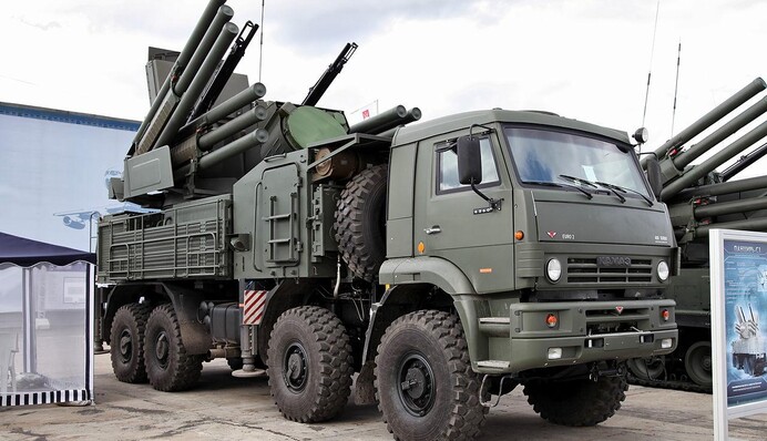 В Севастополе раздаются выстрелы и взрывы